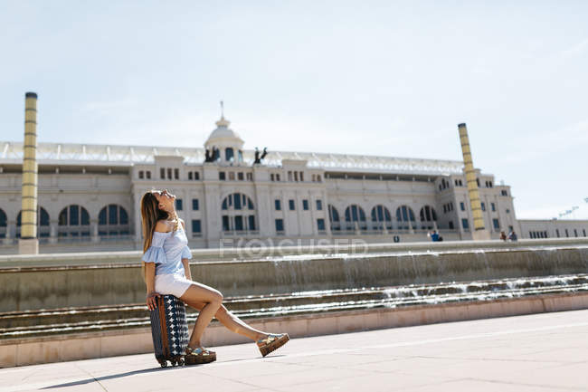 Іспанія, Барселона, молода жінка, навпроти залізничного вокзалу — стокове фото