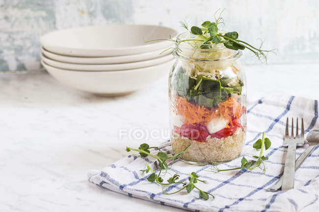 Радужный салат с киноа, помидорами, моцареллой, шпинатом и горохом — стоковое фото