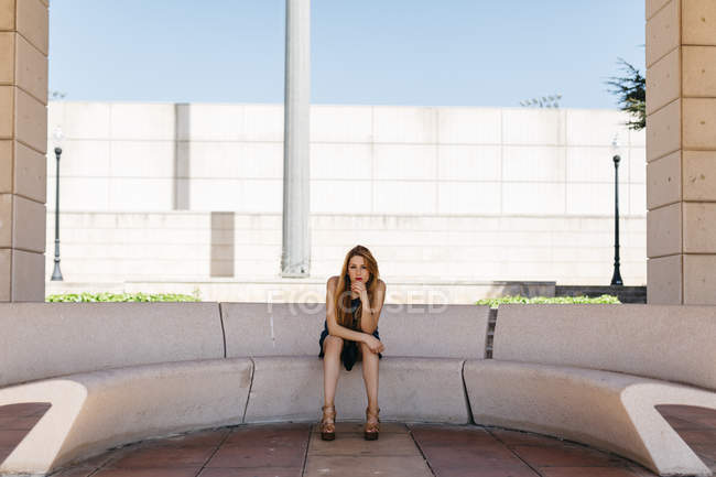 Espagne, Barcelone, femme coûteuse reposant sur un banc à l'ombre — Photo de stock