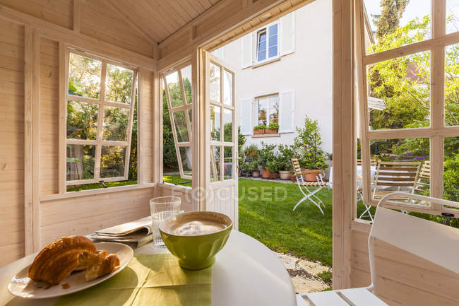 Frühstückstisch in einem Gartenschuppen tagsüber — Stockfoto