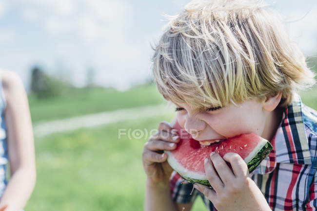 Ragazzo che mangia anguria — Foto stock