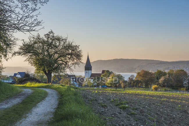 Veduta della chiesa di San Nicola la sera, Dingelsdorf, Germania — Foto stock