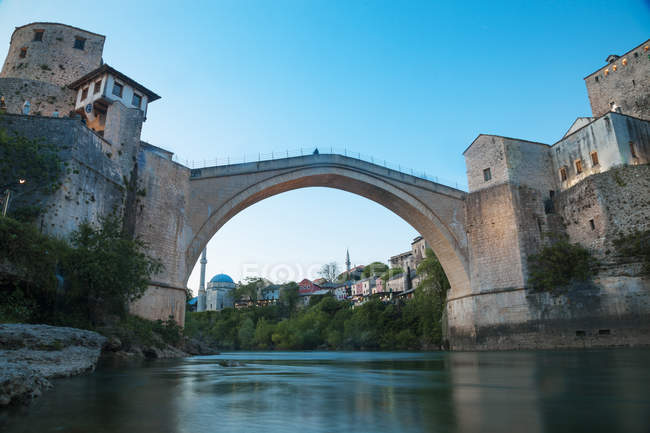 Bosnia-Erzegovina, Mostar, Stari most, vecchio ponte e fiume Neretva — Foto stock