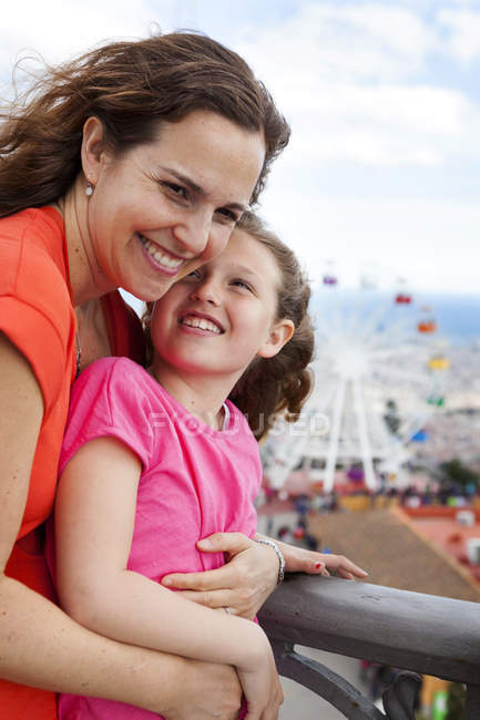 mamma e figlia si abbracciano 