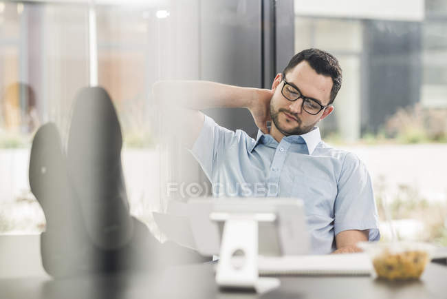 Работник кавказского происхождения, сидящий в современном офисе — стоковое фото