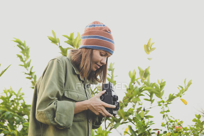 Жінка, використовуючи vintage камери — стокове фото