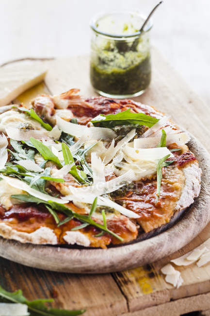 Homemade glutenfree pizza with mozzarella, rocket pesto, parmesan and fresh rocket — Stock Photo