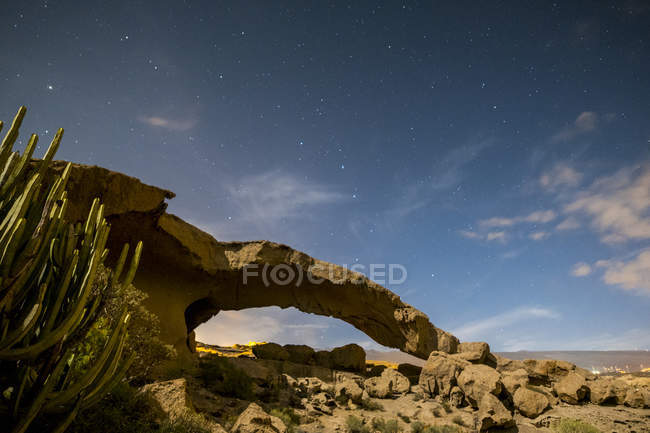 Spanien, Teneriffa, Felsbogen bei Nacht — Stockfoto