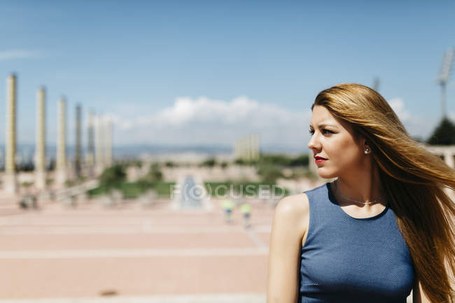 Espagne, Barcelone, femme avec des cheveux soufflés regardant quelque chose — Photo de stock