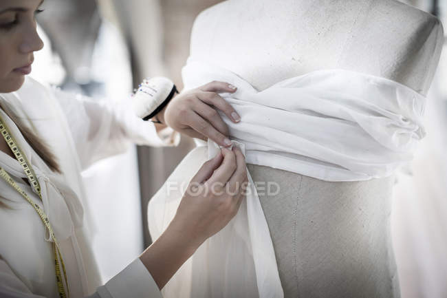 Diseñador de vestido de novia trabajando, primer plano - foto de stock