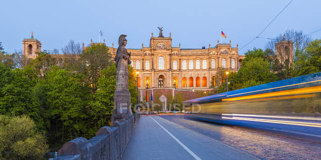 Vista su Maximilianeum con tram su Maximilian Bridge, Monaco di Baviera, Germania — Foto stock