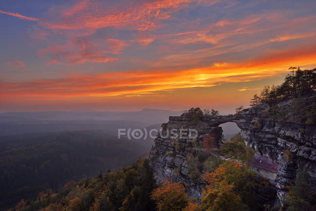 Czech, Bohemian Switzerland, Elbe Sandstone Mountains, vista para Pravcicka brana ao pôr-do-sol — Fotografia de Stock