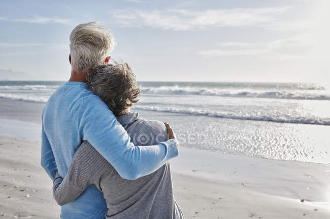 Vista trasera de pareja en la playa mirando al mar — espacio de copia,  unidad - Stock Photo | #176849166