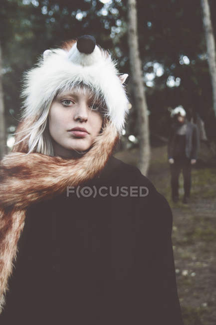 Portrait de jeune femme portant un chapeau de renard dans les bois — Photo de stock