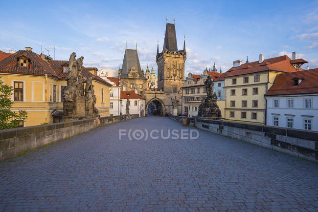 Cechia, Praga, Città Vecchia, Torre del Ponte Kleinseite la sera — Foto stock