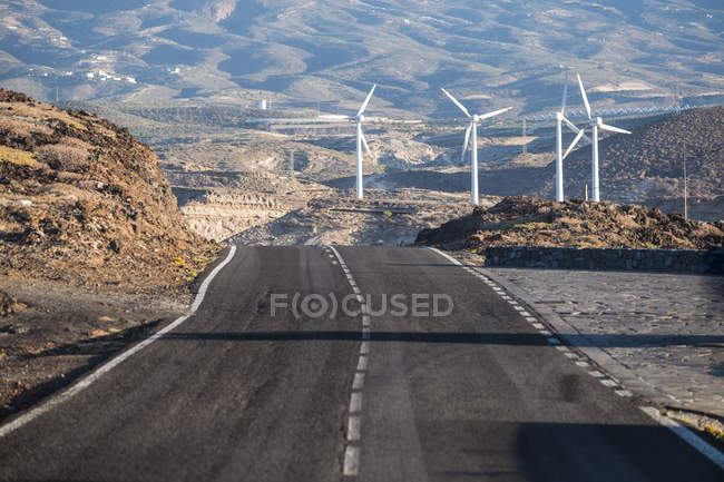Переглянути Іспанії, Тенеріфе, порожні дороги та windpark, на фоні гори — стокове фото