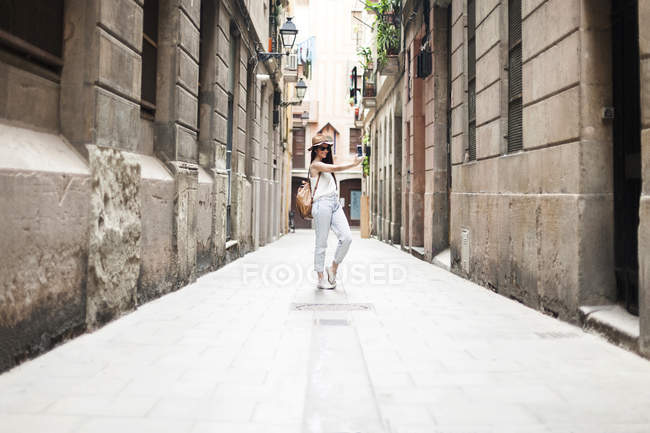 Молодий туристичних виявлення вулицях Барселони, беручи selfie — стокове фото
