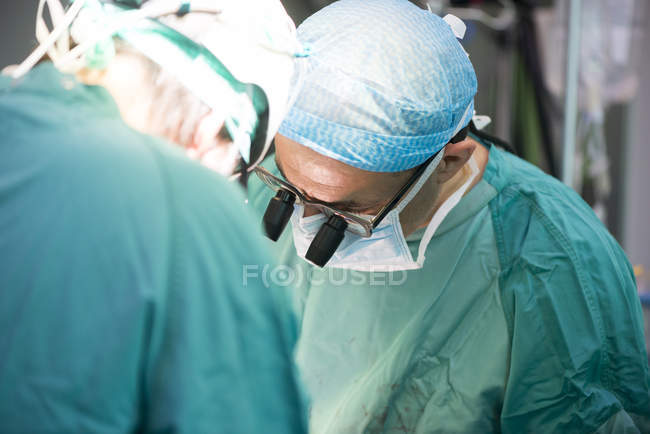 Обрізаний портрет два хірургів під час роботи — стокове фото