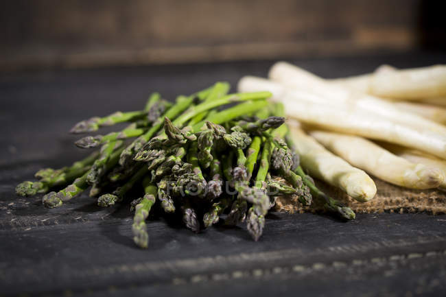 Asparagi verdi e bianchi — Foto stock