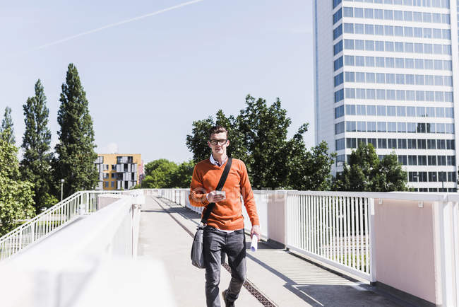 Junger Mann läuft auf Brücke — Stockfoto