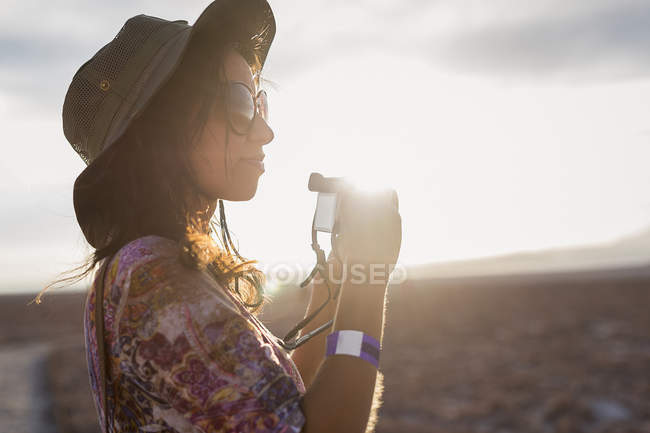 Жінка з камерою в пустелі — стокове фото