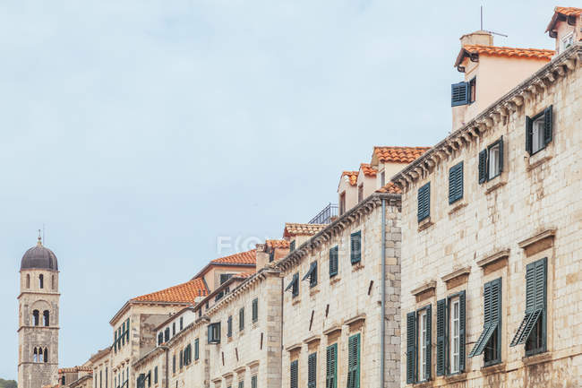 Croácia, Dubrovnik, fila de casas au Stradun durante o dia — Fotografia de Stock