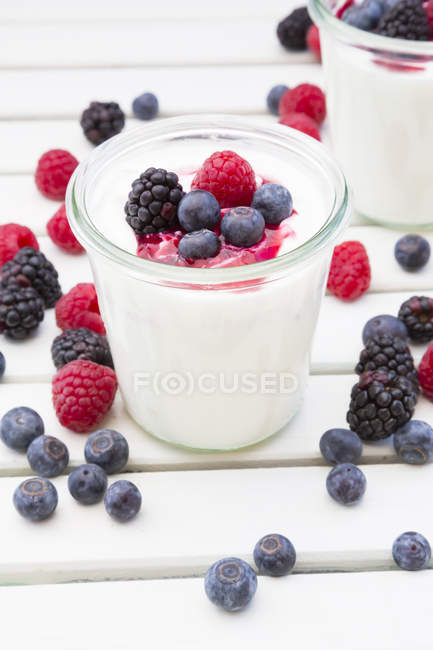 Скло грецький йогурт з лісовими ягодами — стокове фото