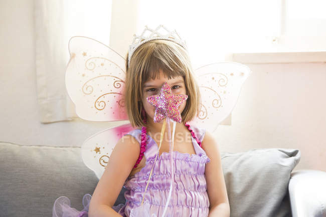 Портрет маленькой девочки в костюме королевы фей — стоковое фото