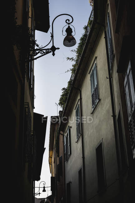 Италия, Удине, фасады в узкой аллее — стоковое фото