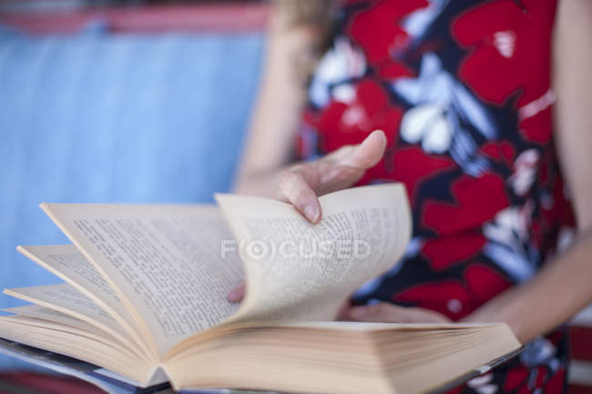 Обрезанный образ женщины, читающей книгу — стоковое фото