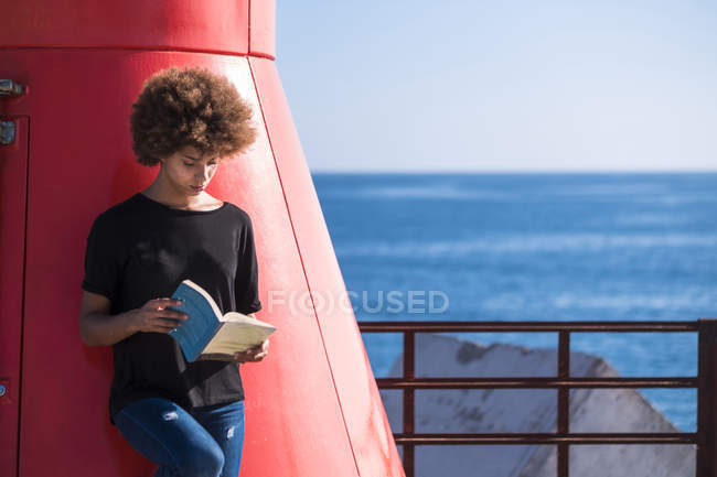 Giovane donna sul ponte a leggere un libro — Foto stock