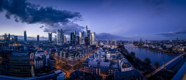 Skyline des Finanzdistrikts am Abend, Main, Frankfurt, Deutschland — Stockfoto