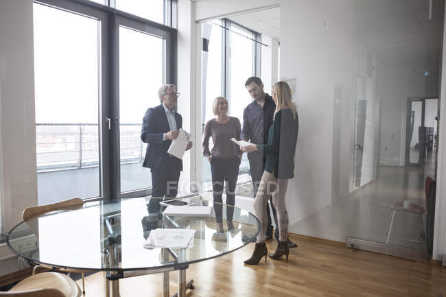 Geschäftsleute bei Teamtreffen im Büro — Stockfoto