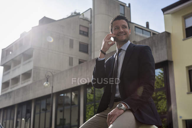 Geschäftsmann am Handy — Stockfoto