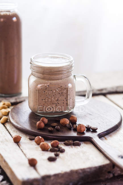 Склянка смузі з кавою, смаженими лісовими горіхами та насінням чіа — стокове фото