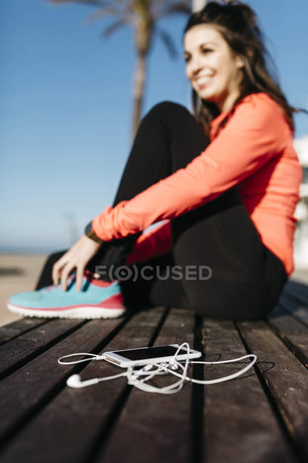 Jeune femme se préparant à courir — Photo de stock