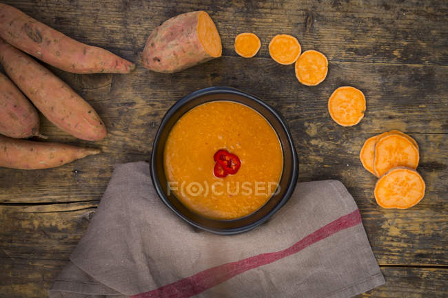 Schüssel mit Süßkartoffelkokosnusssuppe — Stockfoto