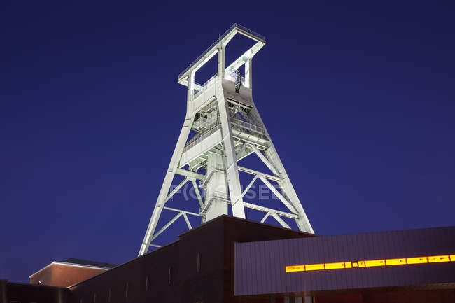 Blick von unten auf beleuchteten Dachstuhl des Deutschen Bergbaumuseums, Bochum, Deutschland — Stockfoto