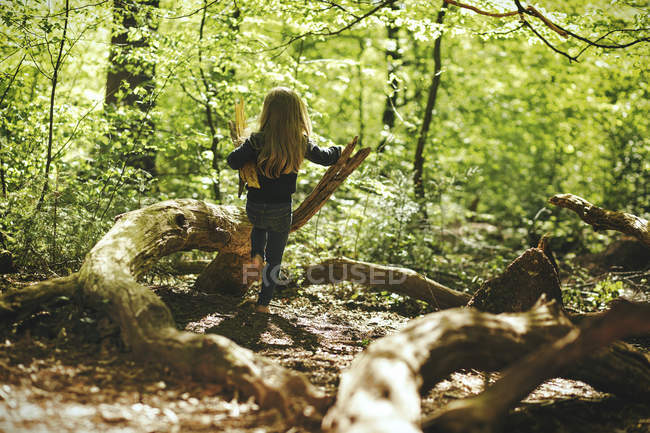 Ragazza che gioca nella foresta, vista posteriore — Foto stock