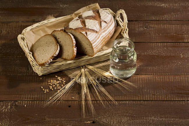 Частично нарезанный коричневый хлеб — стоковое фото