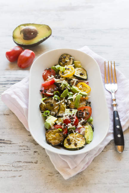 Courgette salad with avocado, lentils, spring onions and cheese — Stock Photo