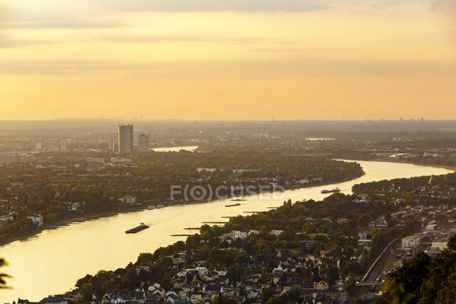 Germania, Bonn con fiume Reno al tramonto — Foto stock