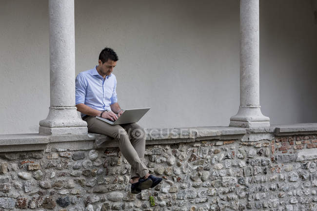 Businessman using laptop — Stock Photo