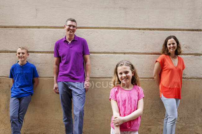 Famiglia felice in piedi di fronte alla facciata — Foto stock