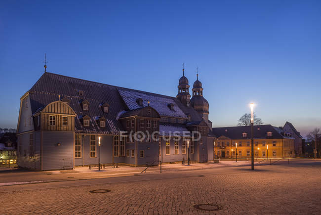 Germania, Clausthal-Zellerfeld, chiesa mercato la sera — Foto stock