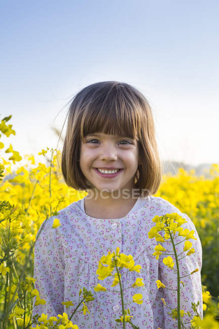 Retrato de menina sorridente no campo de estupro — Fotografia de Stock