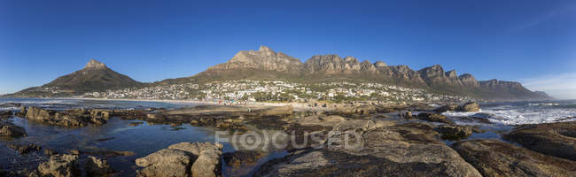 Південна Африка, Кейптаун, затоці Кампс-Бей, левову голову і 12 апостолів — стокове фото