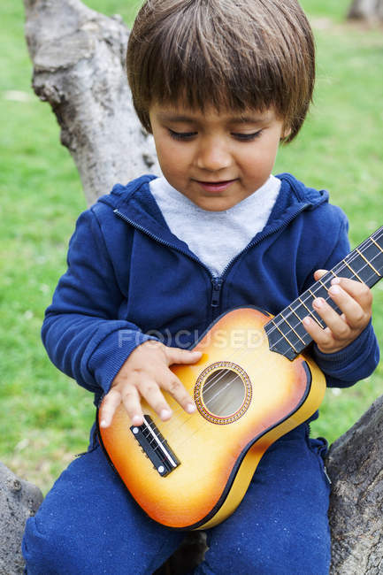 Ragazzo che suona la chitarra — Foto stock