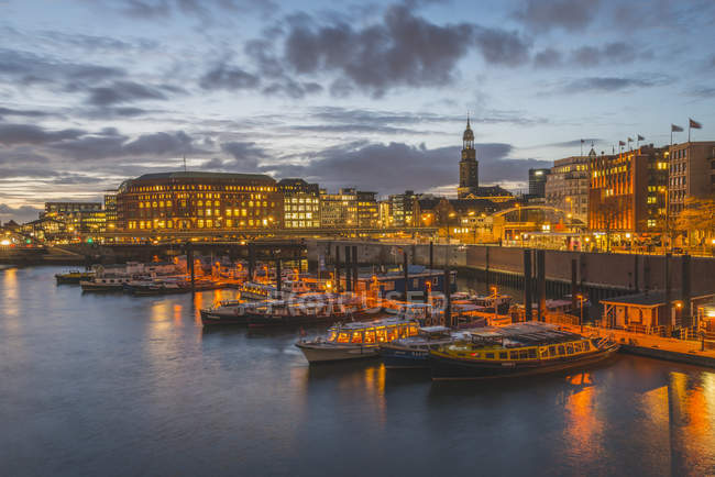 Germany, Hamburg, Inland harbour with St. Michaelis Church illuminated in evening — Stock Photo