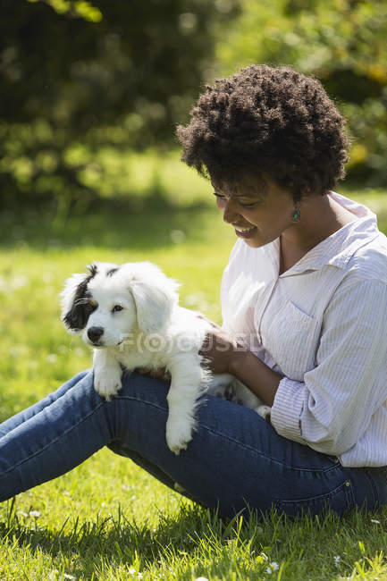 Mulher sentada com cão no colo — Fotografia de Stock